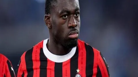 “米西飞跃超越穆迪，空中单臂锁定胜局！”